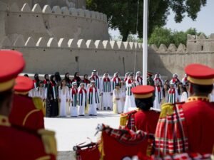 هزاع بن زايد يرفع علم الدولة في قلعة الجاهلي احتفاءً بيوم العلم