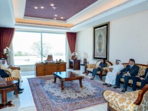 سعود بن صقر يستقبل سفير البيرو