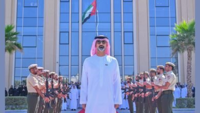 عمار بن حميد يرفع علَم الإمارات بمبنى الجهات الحكومية في عجمان