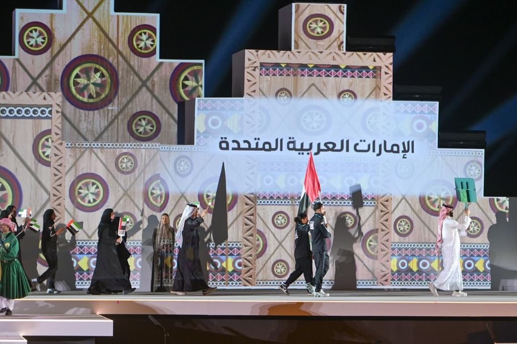 الحمادي والمدني يحملان علم الإمارات في افتتاح "ألعاب التضامن الإسلامي"