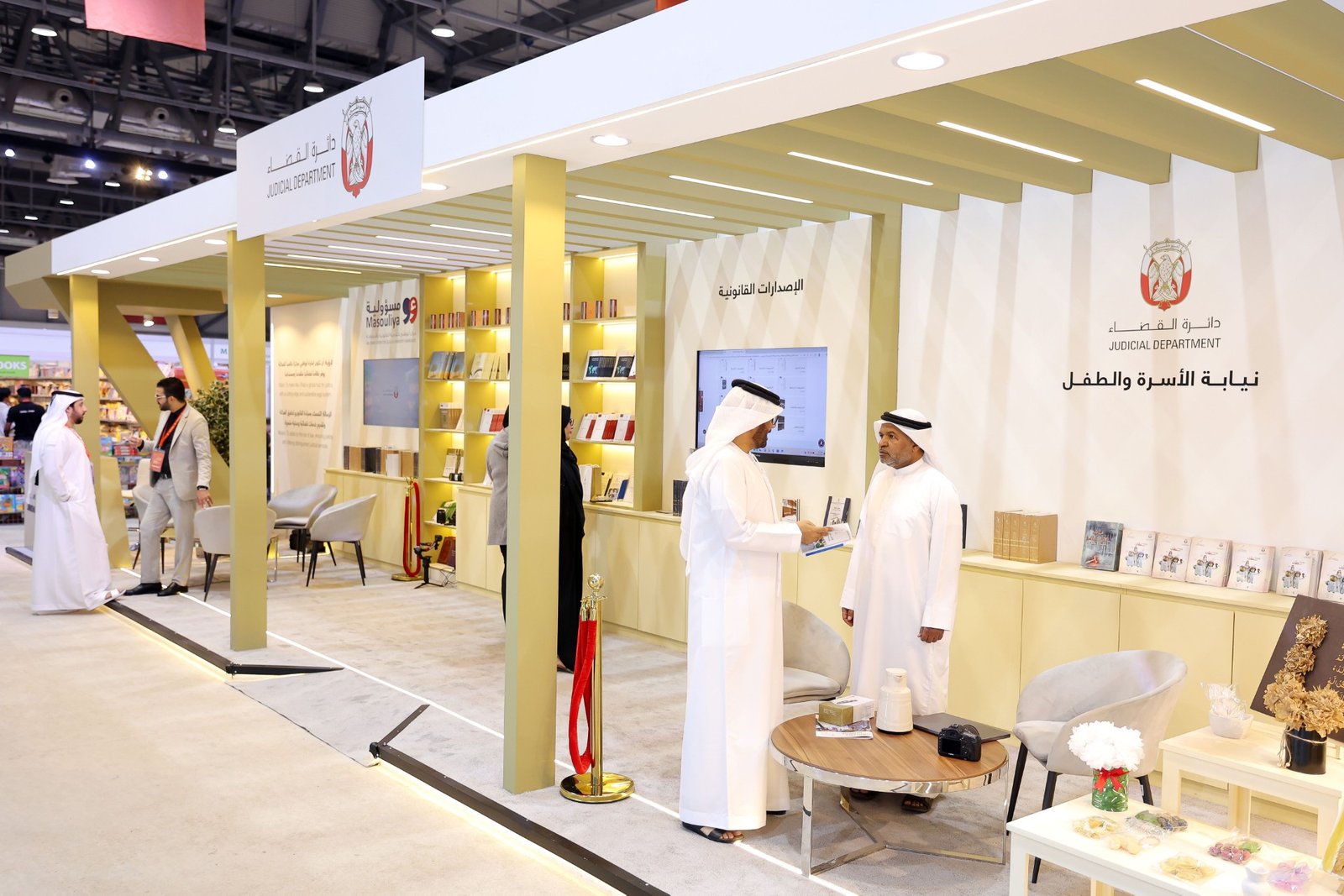 "قضاء أبوظبي" ترسخ الوعي القانوني في معرض الشارقة الدولي للكتاب 2025 1 قضاء أبوظبي
