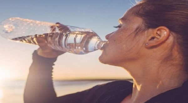 كيف يؤثر شرب الماء مباشرة على صحتك وطاقتك؟