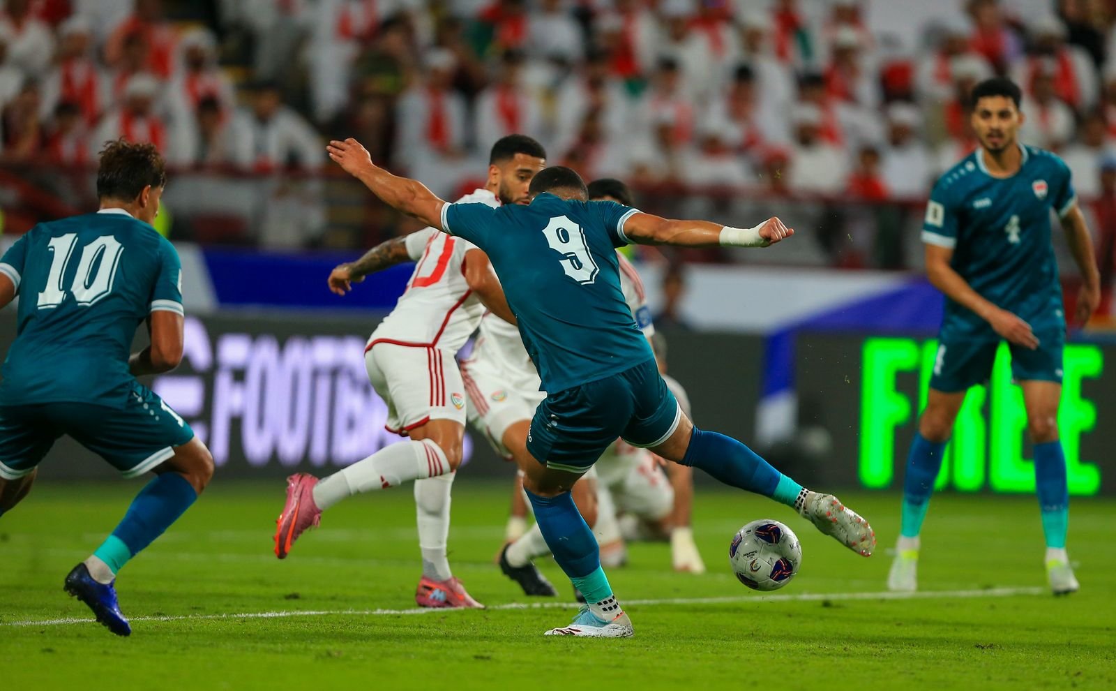 لقاء الإمارات والعراق.. بدء توافد الجماهير إلى ملعب البصرة الدولي 1 الإمارات