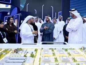 سيف بن زايد يزور "أديبك 2025" ويشيد بحلول الطاقة المستدامة والابتكار التقني