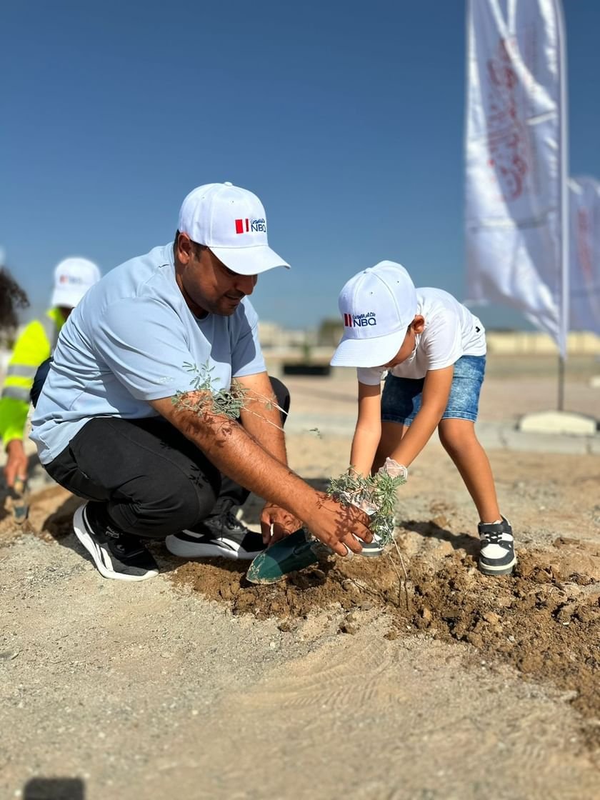 بلدية أم القيوين تزرع 300 شجرة غاف 1 بلدية أم القيوين تزرع 300 شجرة غاف