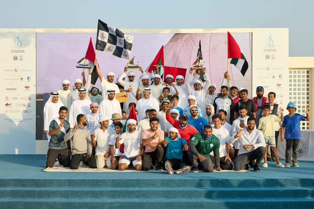 تتويج الفائزين بسباق السلع للمحامل الشراعية 1 تتويج الفائزين بسباق السلع للمحامل الشراعية