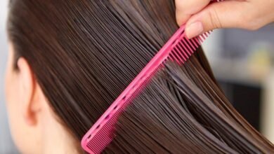 عادات يومية بسيطة قد تدمّر شعرك دون أن تدري!