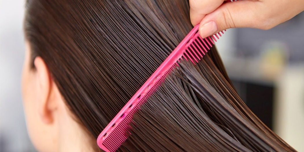 عادات يومية بسيطة قد تدمّر شعرك دون أن تدري!