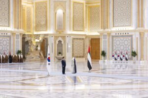 أقيمت له مراسم استقبال رسمية/رئيس الدولة يستقبل الرئيس الكوري في قصر الوطن