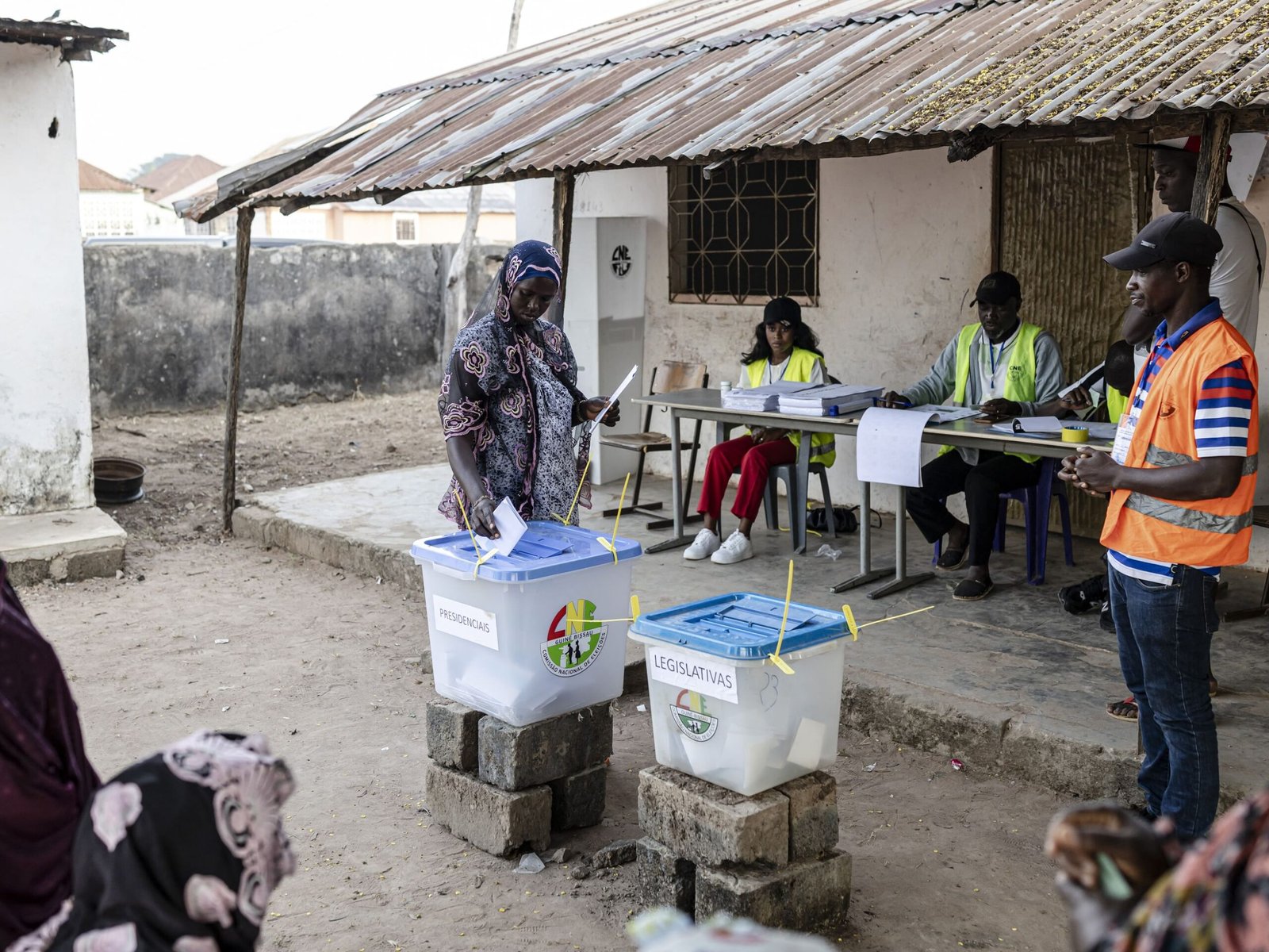 12 مرشحا يتنافسون في انتخابات غينيا بيساو الرئاسية وسط إجراءات أمنية مشددة 1 12 مرشحا يتنافسون في انتخابات غينيا بيساو الرئاسية وسط إجراءات أمنية مشددة