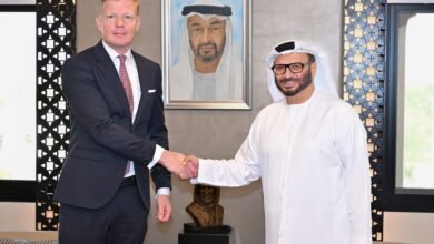 أنور قرقاش يلتقي المبعوث الأممي إلى اليمن