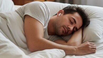 النوم بسماعات الأذن.. كيف يؤثر على الدماغ؟