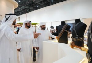 جناح هيئة أبوظبي للتراث في معرض العين للصيد والفروسية يبرز جماليات الأزياء الإماراتية