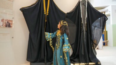 جناح هيئة أبوظبي للتراث في معرض العين للصيد والفروسية يبرز جماليات الأزياء الإماراتية