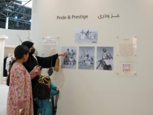 جناح هيئة أبوظبي للتراث في معرض العين للصيد والفروسية يبرز جماليات الأزياء الإماراتية