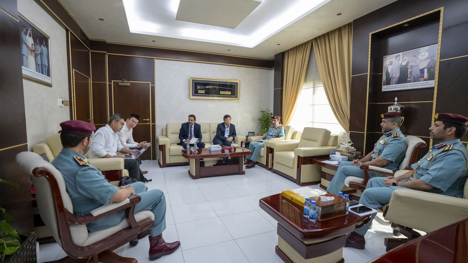 قائد عام شرطة عجمان يبحث التعاون مع وفد شركة "هيكفيجن" في الابتكار الأمني