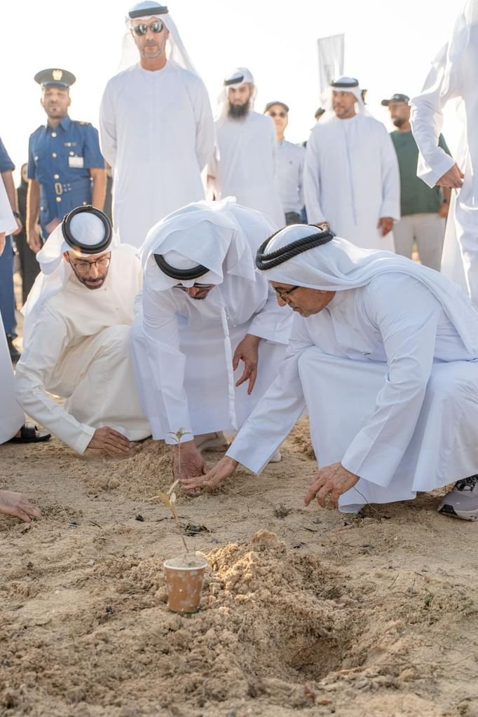 "دبي للبيئة والتغير المناخي" تطلق مبادرة زراعة أشجار القرم في محميات دبي 1 "دبي للبيئة والتغير المناخي" تطلق مبادرة زراعة أشجار القرم في محميات دبي