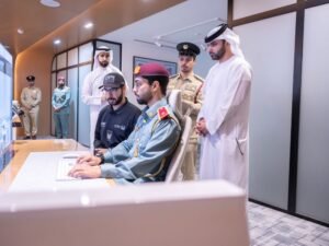 منصور بن محمد يزور مقر القيادة العامة للدفاع المدني في دبي