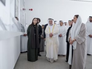 حاكم الشارقة يفتتح مبنى رواق الفوتوغراف ويطّلع على معرضين فنيين