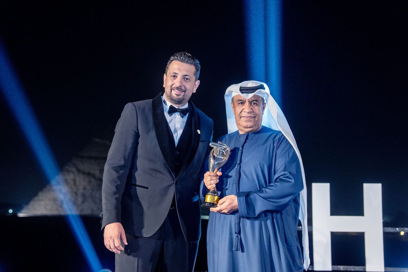 يعقوب السعدي وفارس عوض يتوجان بجائزة الأفضل عربيا 1 يعقوب السعدي وفارس عوض يتوجان بجائزة الأفضل عربيا