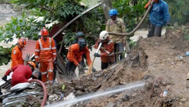 مصرع شخصين وفقدان 21 آخرين جراء انهيارات أرضية في إندونيسيا