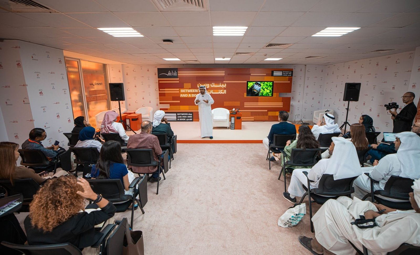 أدباء وكتاب يتناولون تجربة الفن والمسرح والتحولات الفكرية في "الشارقة للكتاب"