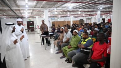 شرطة أبوظبي توعي بمكافحة الاحتيال الإلكتروني في القرى العمالية