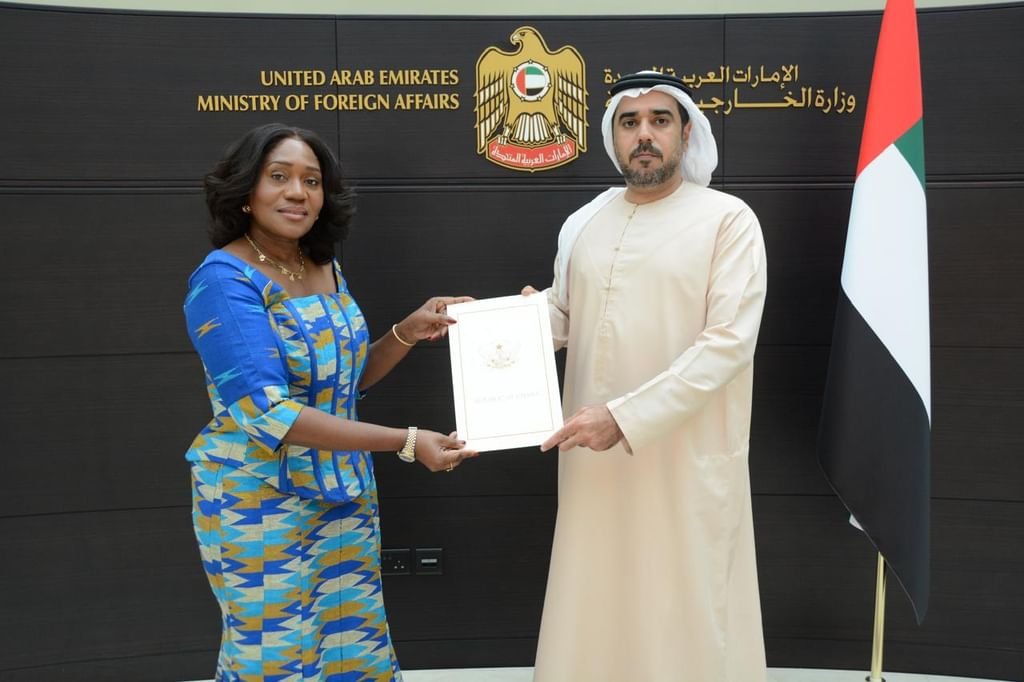نائب مدير مكتب وزارة الخارجية في دبي يتسلّم البراءة القنصلية من القنصل العام لجمهورية غانا 1 نائب مدير مكتب وزارة الخارجية في دبي يتسلّم البراءة القنصلية من القنصل العام لجمهورية غانا