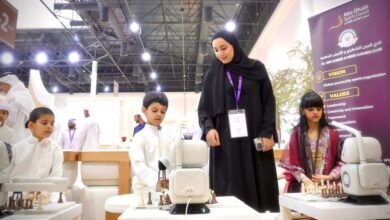 "روبوت" يتحدى زوار معرض العين للصيد والفروسية في منافسات شطرنج ذكية