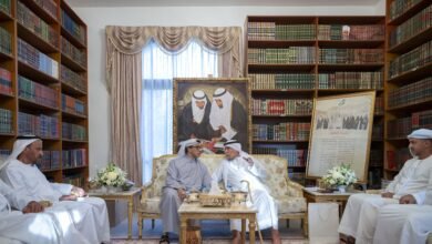 منصور بن زايد يكرم أحمد خليفة السويدي بوسام الإمارات للثقافة والإبداع تقديراً لمسيرته الوطنية والثقافية