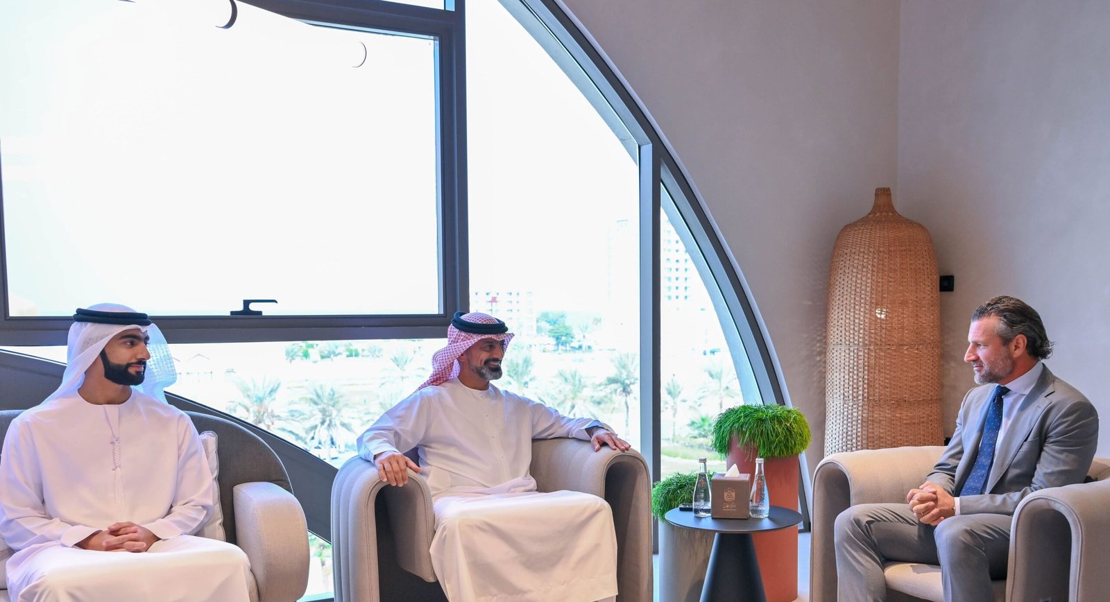 عمار بن حميد يستقبل وفد شركة "ميتا" ويبحث تعزيز الشراكات الرقمية لدعم رؤية عجمان 2030 1 عمار بن حميد يستقبل وفد شركة "ميتا" ويبحث تعزيز الشراكات الرقمية لدعم رؤية عجمان 2030