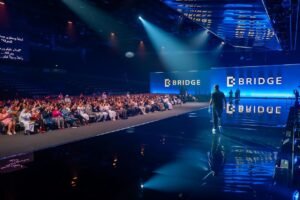 قمة "بريدج" ترسّخ مكانة الإمارات مركزًا عالميًا لصناعة الإعلام وتحقق أثرًا اقتصاديًا مباشرًا