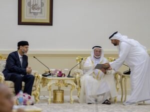 حاكم الشارقة يوقع أول نسخة من المرحلة الأولى للموسوعة العربية الشاملة للعلوم والأدب والفنون والأعلام