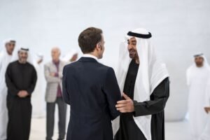 رئيس الدولة يستقبل الرئيس الفرنسي الذي يقوم بزيارة عمل إلى الدولة