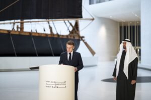 رئيس الدولة يستقبل الرئيس الفرنسي الذي يقوم بزيارة عمل إلى الدولة