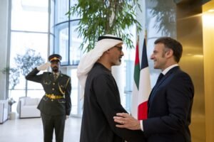 رئيس الدولة يستقبل الرئيس الفرنسي الذي يقوم بزيارة عمل إلى الدولة