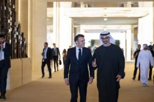 رئيس الدولة يستقبل الرئيس الفرنسي الذي يقوم بزيارة عمل إلى الدولة