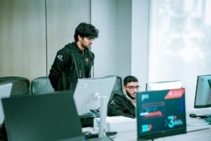 أكاديمية 42 أبوظبي توسع حضورها في العين من خلال برامج جديدة للمواهب الصاعدة