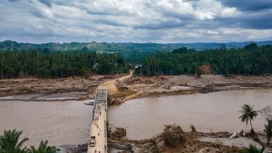 حصيلة ضحايا فيضانات إندونيسيا تتجاوز 1000 قتيل