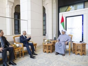 منصور بن زايد يستقبل وزير الشؤون الخارجية الهندي