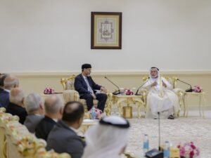 حاكم الشارقة يوقع أول نسخة من المرحلة الأولى للموسوعة العربية الشاملة للعلوم والأدب والفنون والأعلام