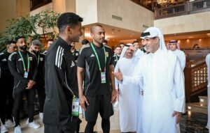 بالصور.. حمد بن خليفة يزور بعثة منتخبنا الوطني في الدوحة