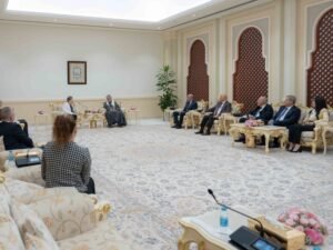 حاكم الشارقة يستقبل وفد جامعة بيرزيت الفلسطينية