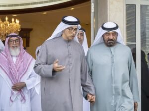 منصور بن زايد يقدم العزاء في وفاة محمد بن عبيد آل مكتوم