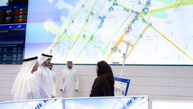 محمد بن راشد بن محمد بن راشد يطلع على الخطة الإستراتيجية لـ "طرق دبي" ويتفقد مركز التحكم الموحد