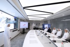 محمد بن راشد بن محمد بن راشد يطلع على الخطة الإستراتيجية لـ "طرق دبي" ويتفقد مركز التحكم الموحد
