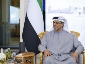 منصور بن زايد يستقبل وزير الشؤون الخارجية الهندي