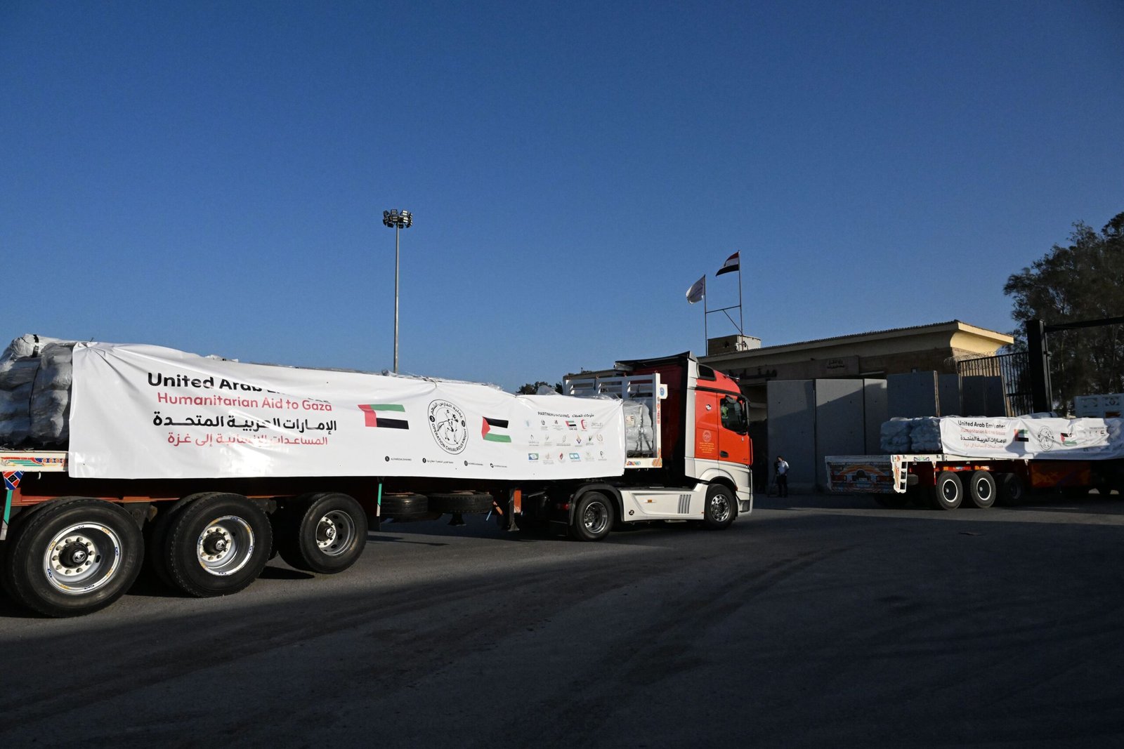 الهلال الأحمر الإماراتي يعزز جهود "الفارس الشهم 3" بقافلة جديدة لأهل غزة 1 الهلال الأحمر الإماراتي يعزز جهود "الفارس الشهم 3" بقافلة جديدة لأهل غزة