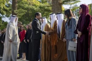 جرت لسموه مراسم استقبال رسمية.. رئيس الدولة يصل القصر الرئاسي في نيقوسيا يرافقه الرئيس القبرصي