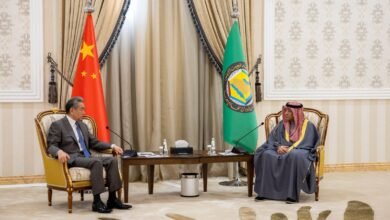 أمين عام مجلس التعاون ووزير الخارجية الصيني يبحثان تعزيز التعاون